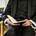 Billede af præst med alterbog i hånden