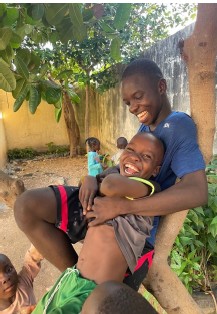 2 børn fra Cameroun leger